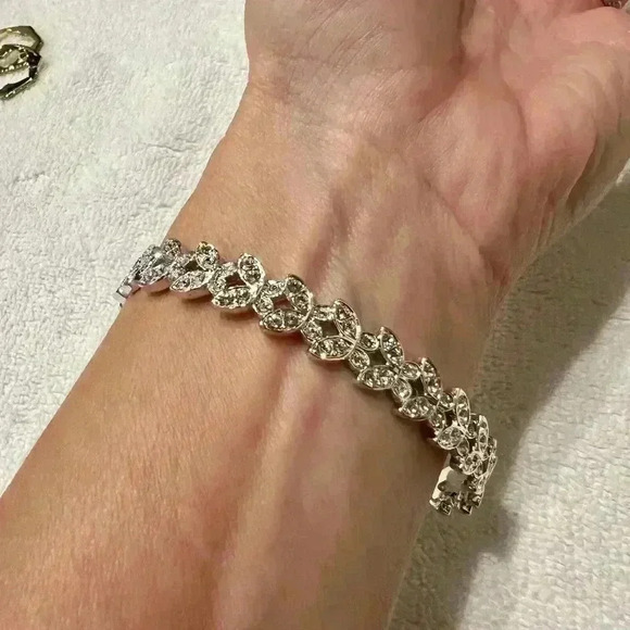 Swarovski Nightingale Pattern Bangle
Bracelet Silver Circum 8.5” - Picture 6 of 8